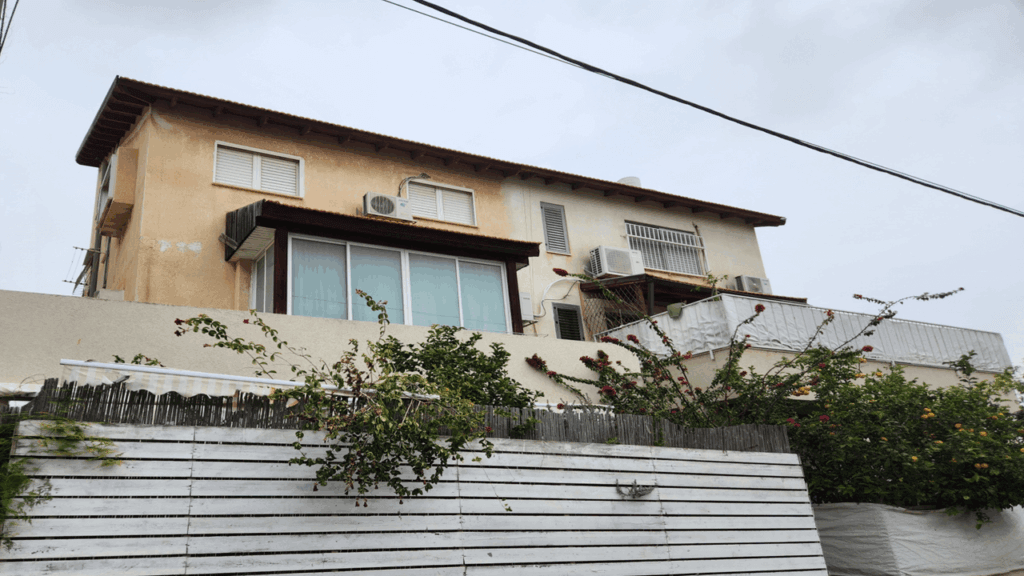 דופלקס 5 חדרים למכירה עם ממ"ד ברחוב ללא מוצא בשכונת נגבה ברמת גן