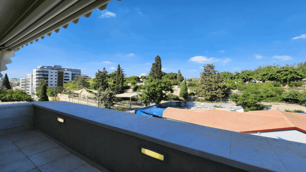 דירת גג 4 חדרים להשכרה ביד לבנים רמת גן